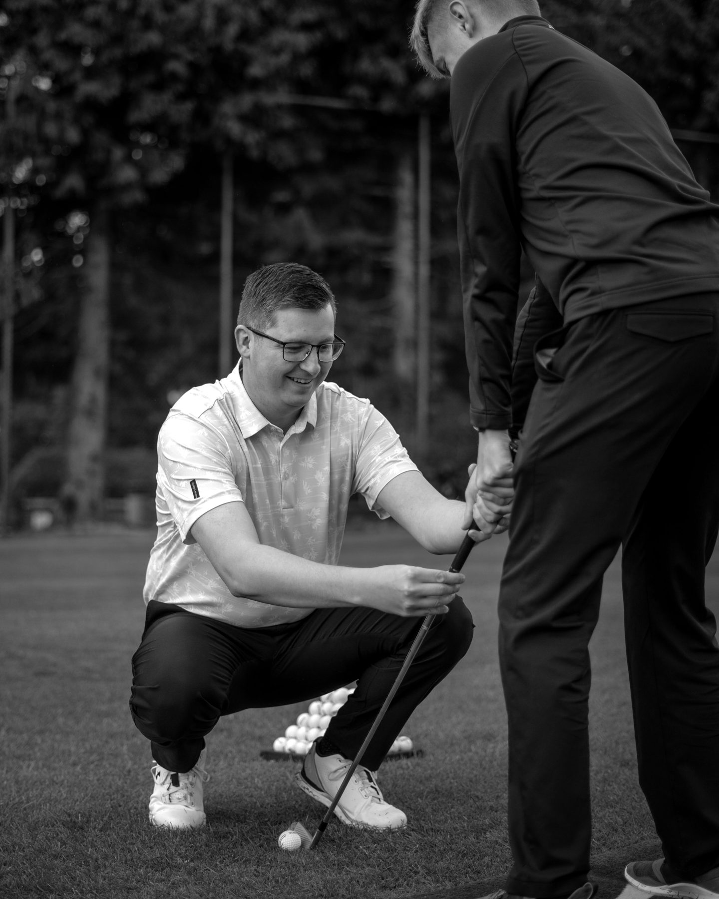 Steve Thomas coaching the grip in a one-to-one golf lesson